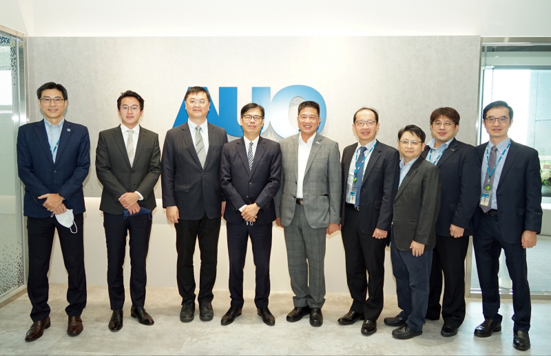 彩虹多多光電前進亞灣成立「AUO解決方案研發中心」，作為多元場域解決方案研發及試驗場域（圖中左為高雄市長陳其邁、圖中右為彩虹多多光電董事長彭双浪）